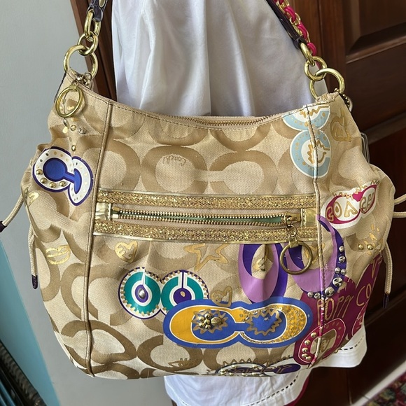 Coach Poppy Rare 15311 signature C Tan & Gold Op Art Graffiti vinyl & Bling - Picture 1 of 17